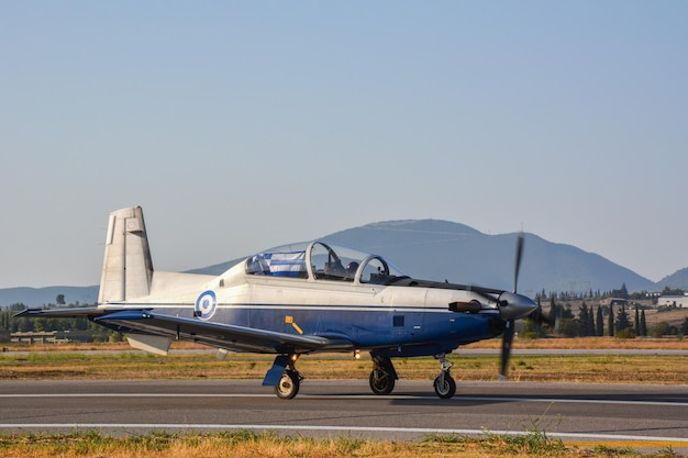 Un avion de chasse militaire sur la piste en Grèce