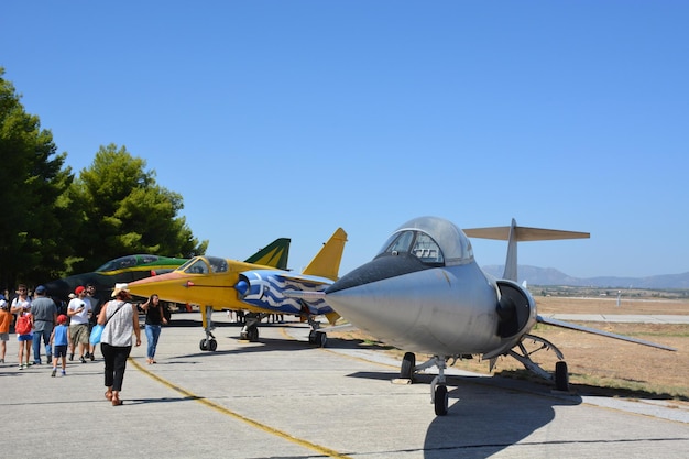 Un avion de chasse militaire se dresse sur la piste d'un aérodrome militaire en Grèce