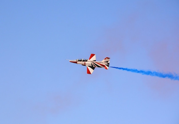 Un avion de chasse militaire vole dans le ciel bleu