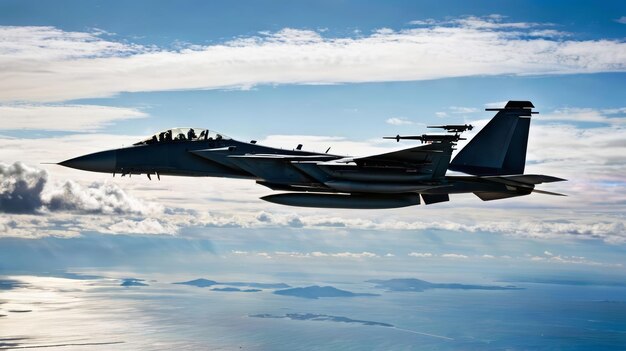 Un avion de chasse survolant le ciel bleu nuageux