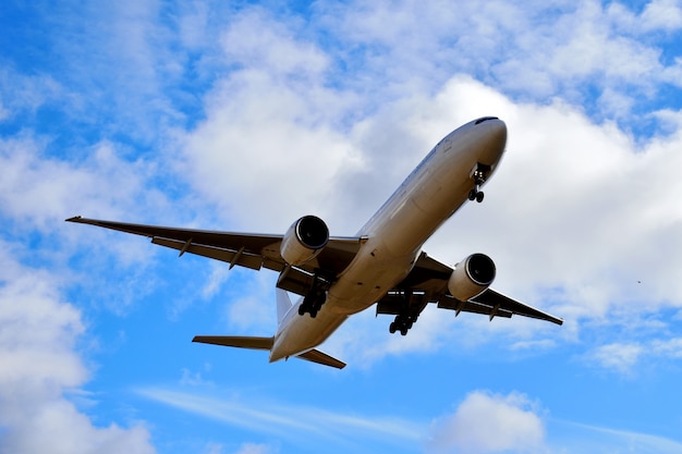 Avion sur un ciel bleu dans les nuages