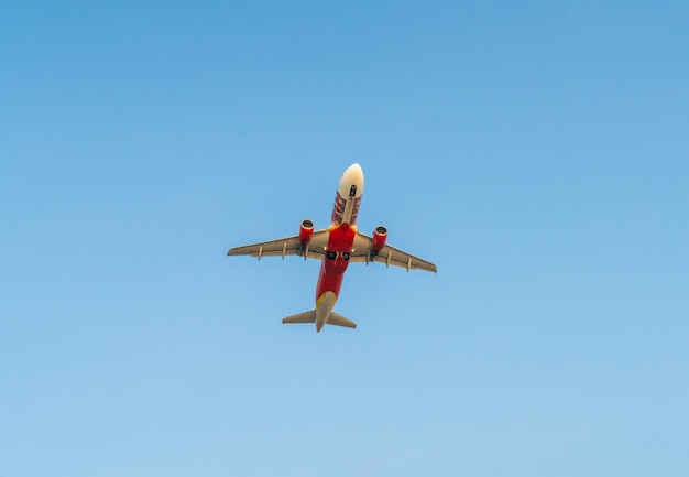 Avion avec ciel bleu