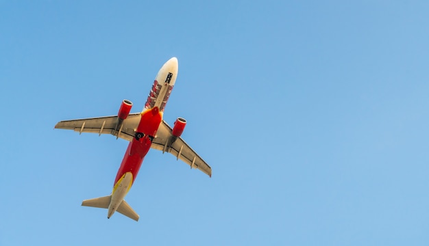 Avion avec ciel bleu