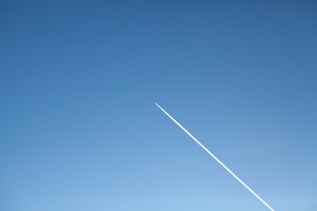 Avion sur le ciel bleu