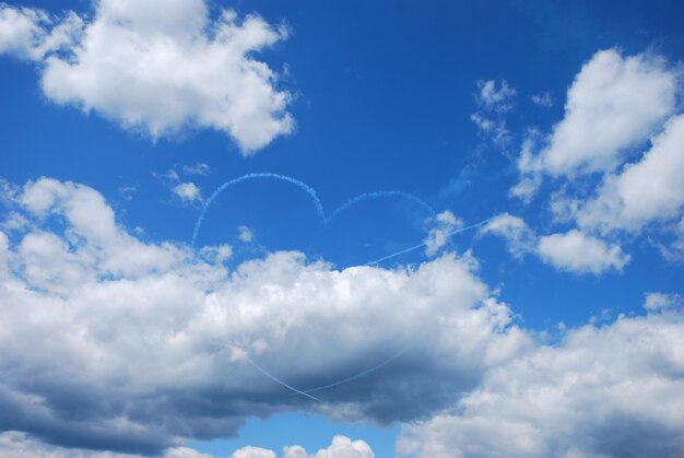 Avion avec coeur de brouillard