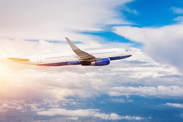 Avion commercial de passagers volant parmi les nuages soleil Concept voyage par avion