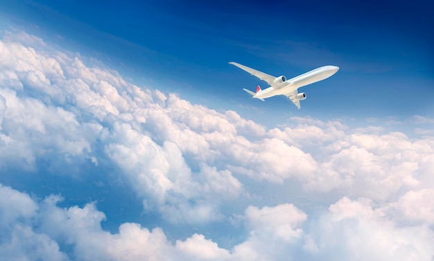 avion commercial volant au-dessus des nuages