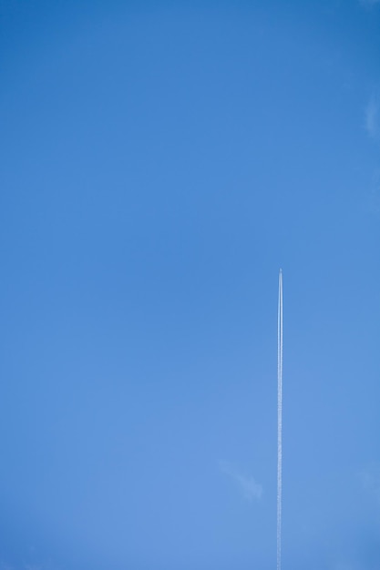 Avion dans le ciel bleu avec Vapor Trail