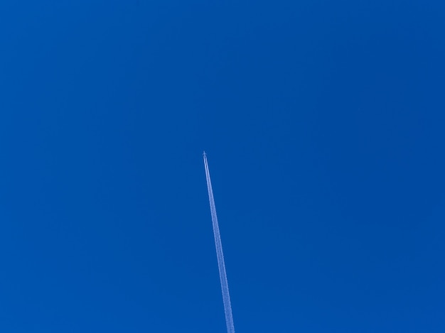 avion dans le ciel bleu