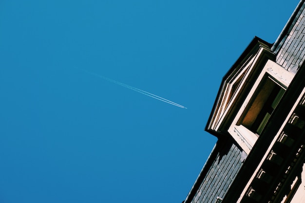 avion dans le ciel bleu