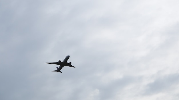 Avion dans le ciel et nuage au lever du soleil. Présenter le concept de transport aérien moderne.