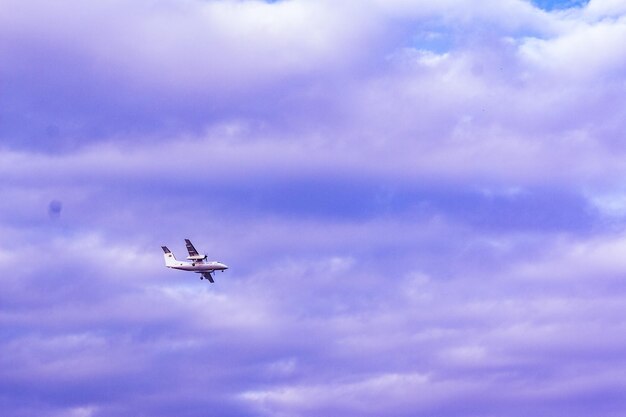 Un avion dans le ciel