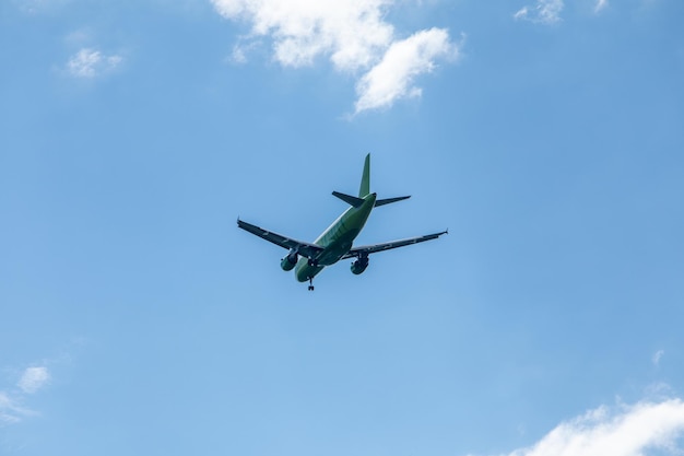 Avion dans le concept de voyage ciel