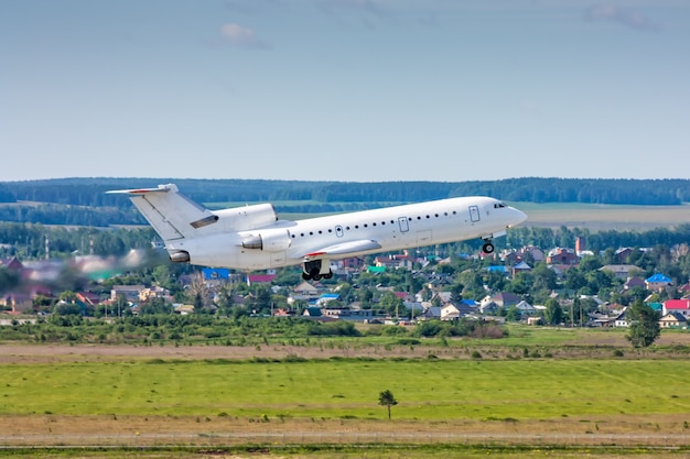 Avion décollant dans un ciel bleu