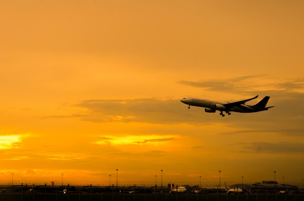 Avion décoller dans la soirée