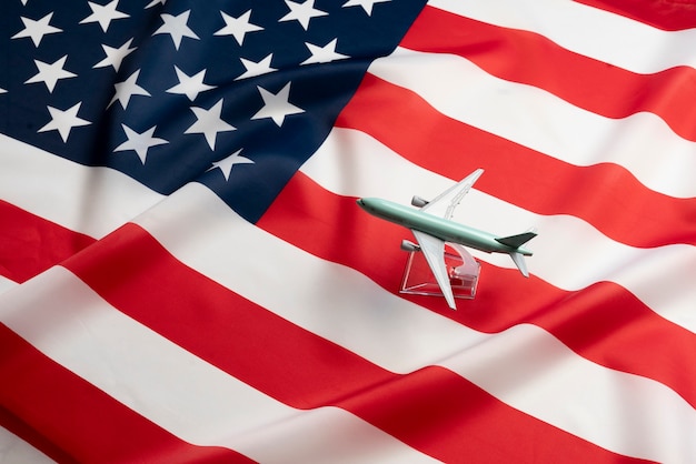 Un avion sur le drapeau américain comme symbole du transport de passagers