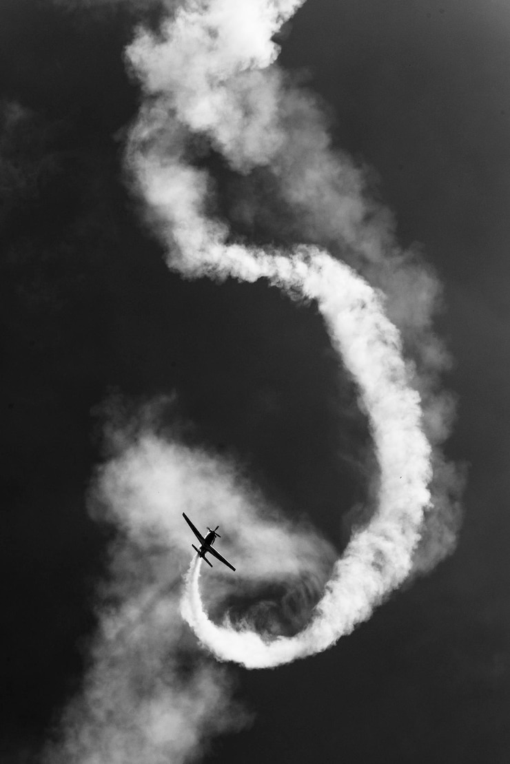 Photo un avion effectuant une manœuvre aérobatique
