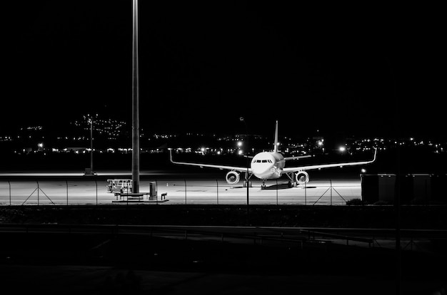 Avion en el aeropuerto por la noche