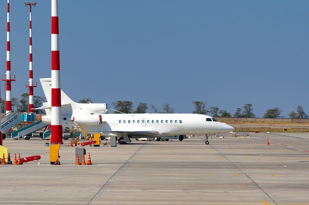 L'avion est garé près de la porte du terminal de l'aéroport