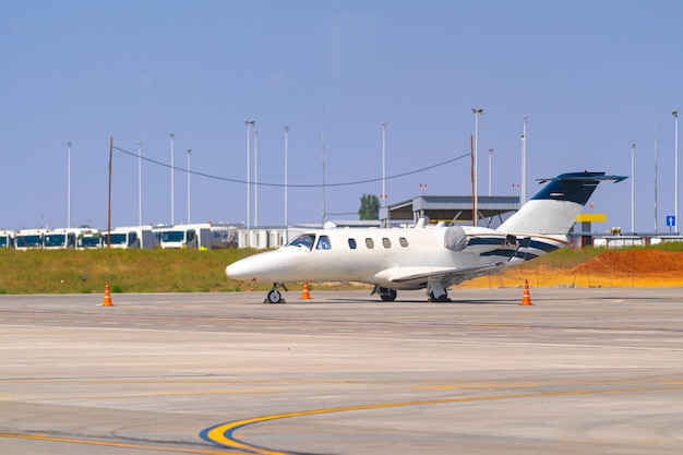 L'avion est garé près de la porte du terminal de l'aéroport