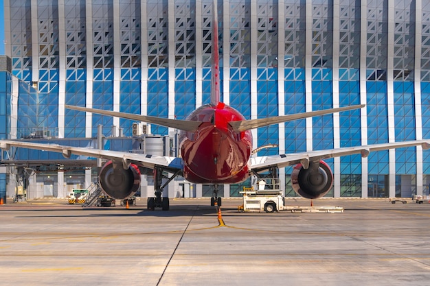 Photo l'avion est garé près de la porte du terminal de l'aéroport