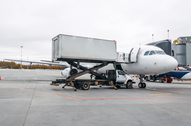 L'avion est en service après un vol dans le parking de l'aéroport.