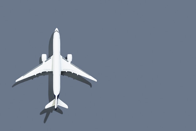 Avion sur fond gris voyage et vols