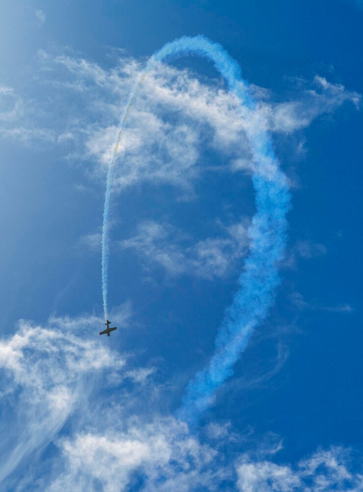 Photo avion à hélice volant