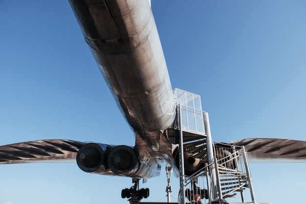 Avion historique avec échelle ci-dessous et personne à la recherche