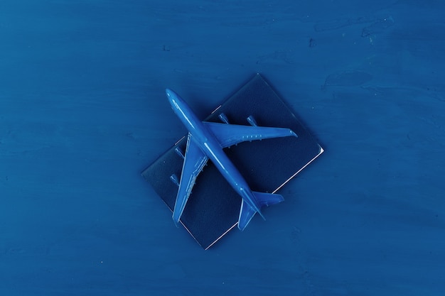 Avion jouet sur bleu classique