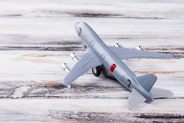 Avion jouet sur bois blanc. Gros plan gris modèle réduit d'avion.