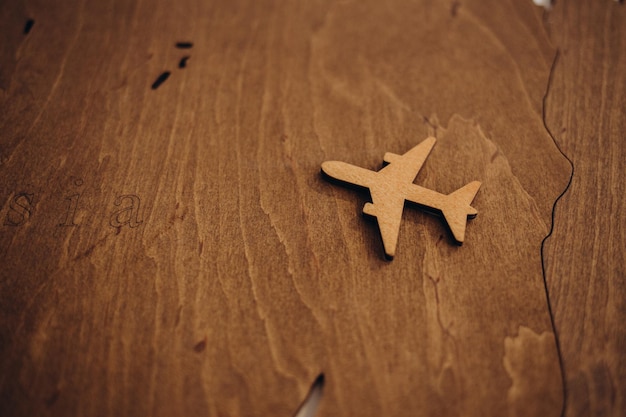 Avion jouet en bois modèle sculpté à la main sur un plancher de bois franc