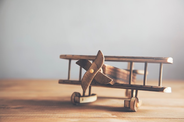 Avion jouet en bois sur table