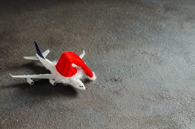 Avion jouet avec chapeau de père Noël.