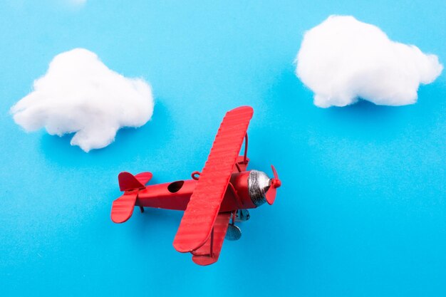 Avion jouet dans le ciel