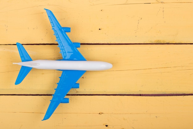 Avion jouet sur fond de bois jaune Vue de dessus