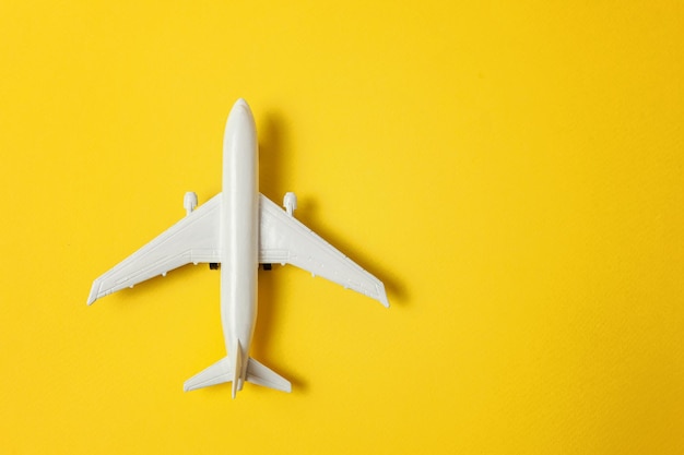 Avion jouet sur fond jaune coloré