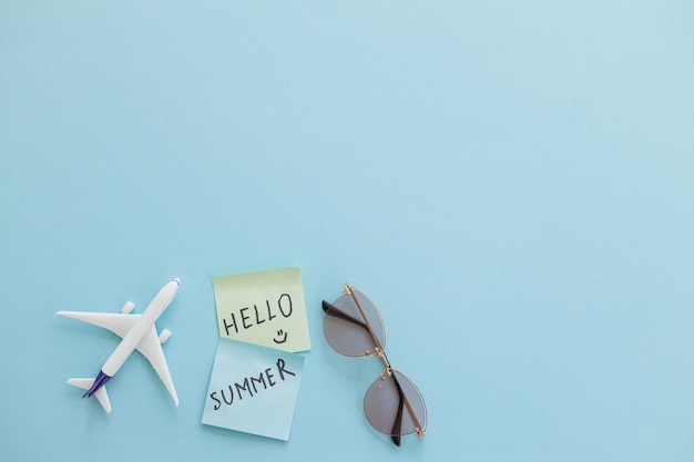 Avion jouet miniature sur fond de couleur et mot bonjour l'été Voyage en avion
