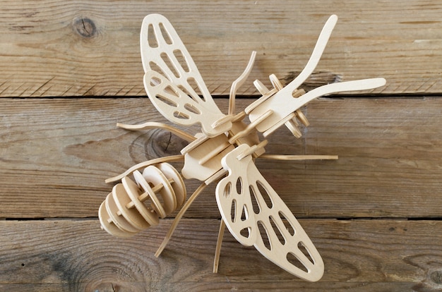 L'avion jouet à partir de pièces en bois. Designer pédagogique pour enfants