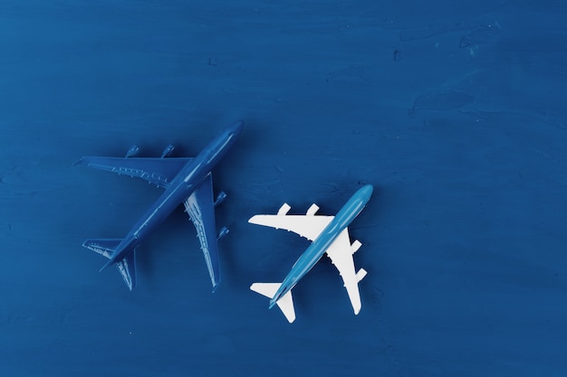 Avion jouet sur une table bleue classique, vue de dessus