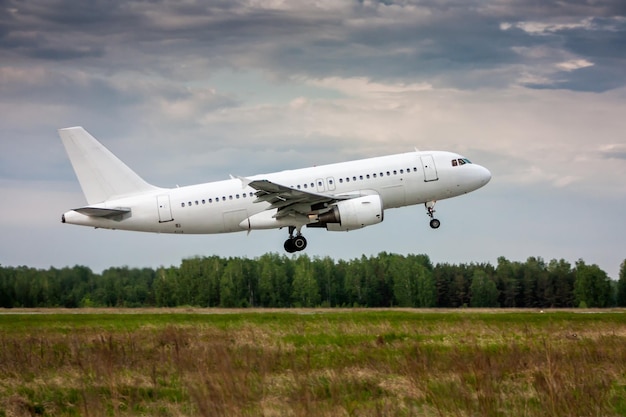 Avion de ligne blanc en l'air au décollage