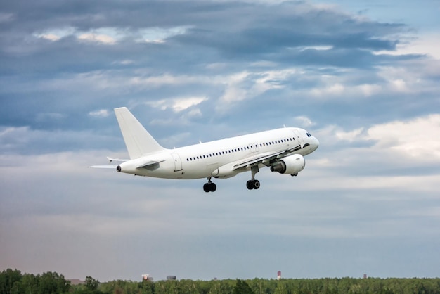 Avion de ligne blanc en l'air au décollage