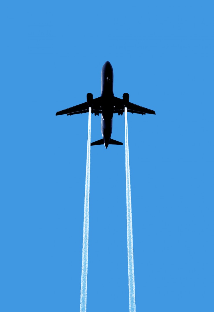 Photo avion de ligne avec traînée de gaz d&#39;échappement