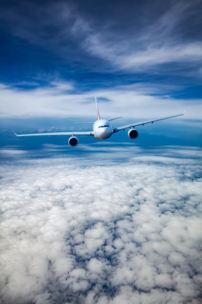 Avion de ligne volant dans les nuages