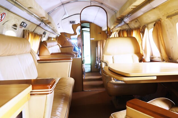 Avion de luxe. Intérieurs à l'intérieur d'un jet d'affaires de luxe privé.