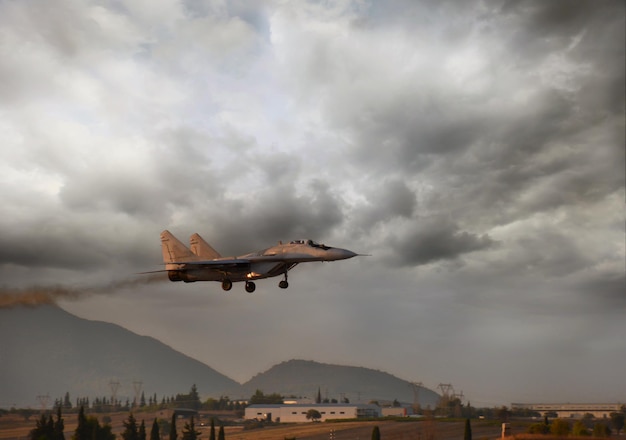 Un avion militaire atterrit sur la piste d'un aérodrome militaire en Grèce