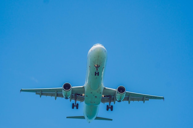 Avion moderne dans le ciel près de l'aéroport. décolle ou atterrit.