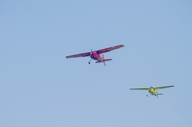 Photo avion monomoteur avec un beau ciel bleu en arrière-plan à rio de janeiro, au brésil.