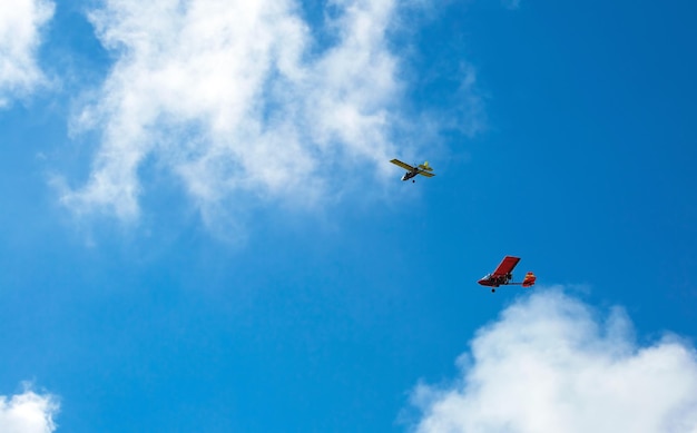 Avion monomoteur léger dans le ciel bleu