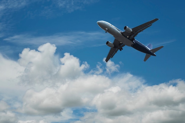 Avion sur les nuages